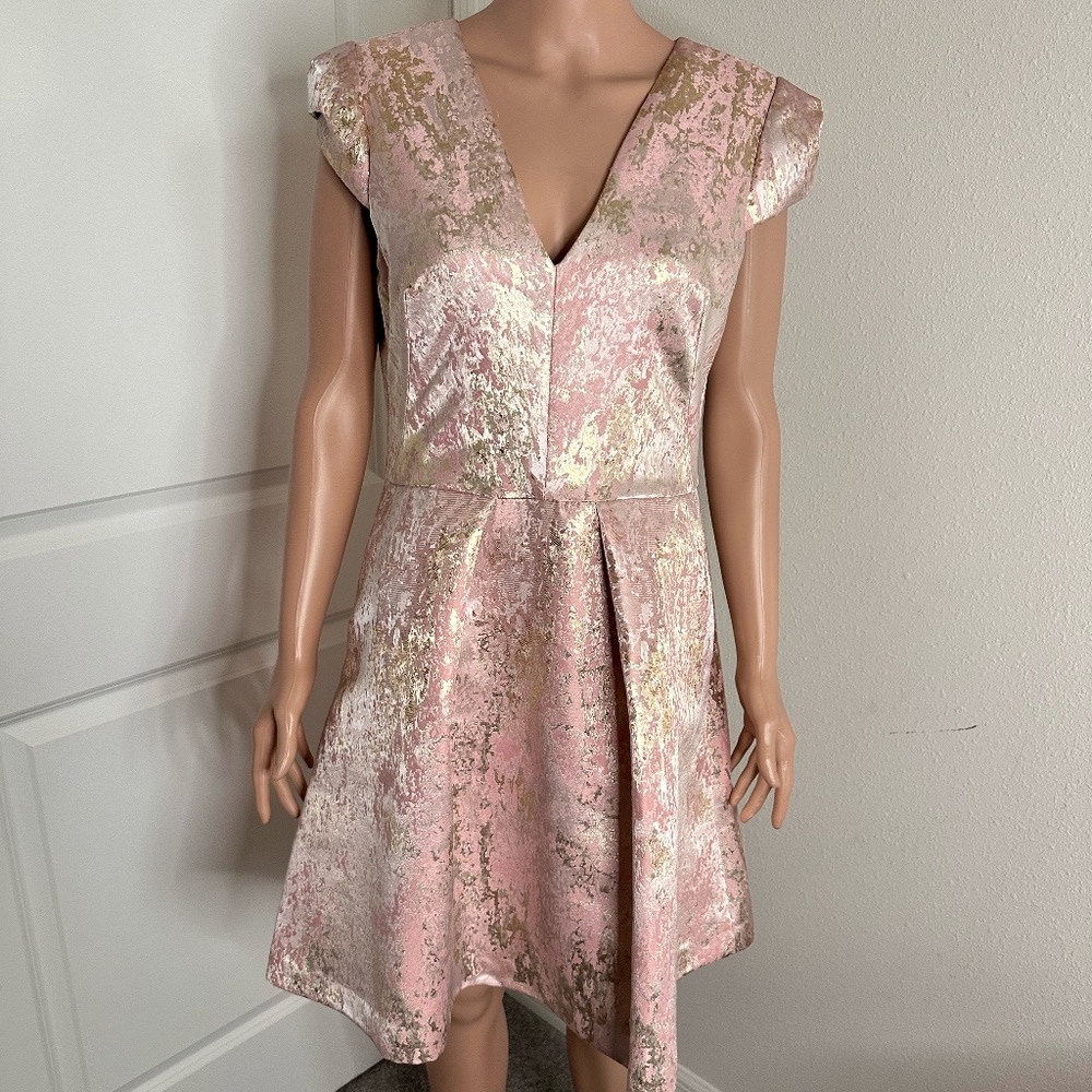 Vince Camuto jacquard cap sleeve V-neck fit and flare in blush and size 10.